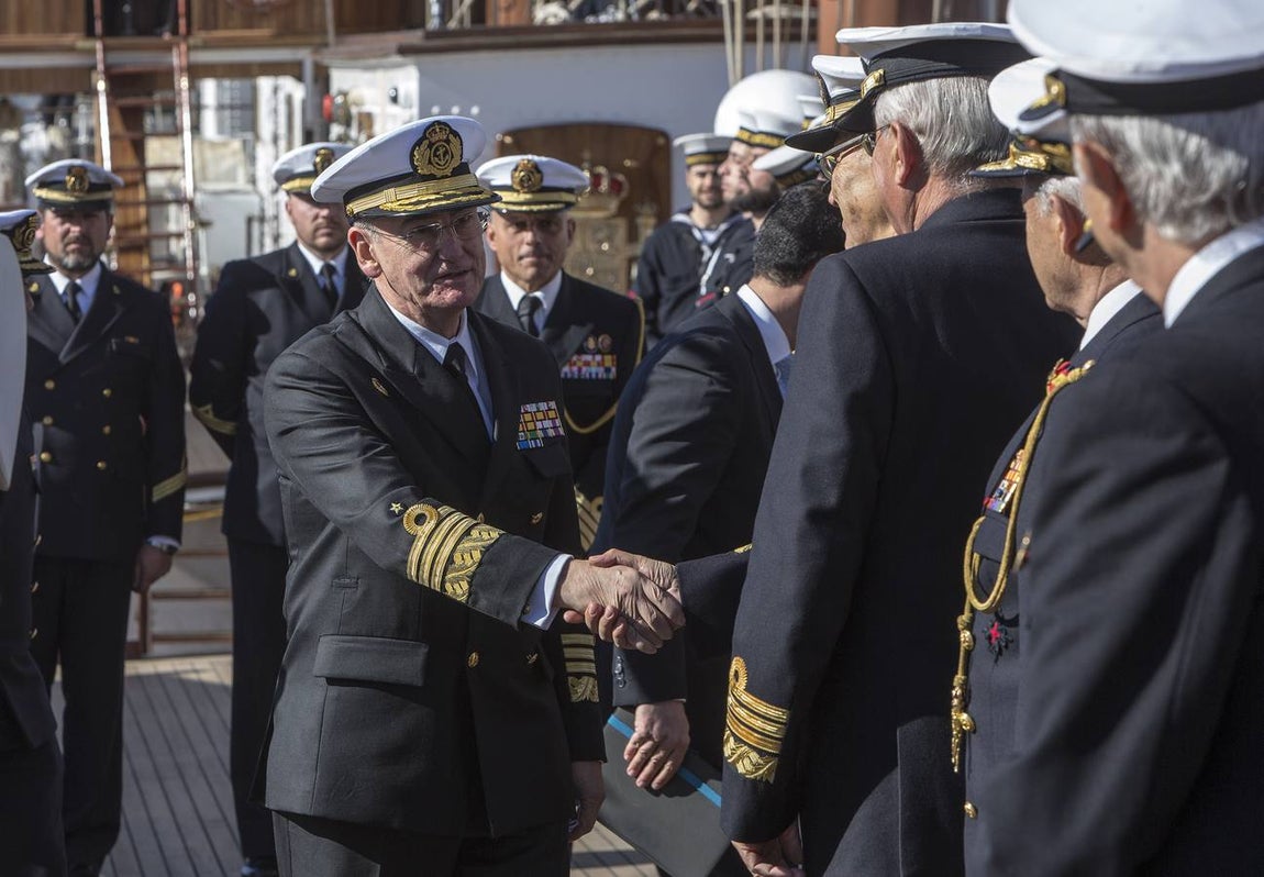 El Rey Felipe VI, acompañado de Juan Carlos I, visita el Elcano (II)