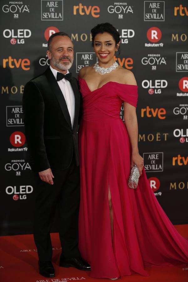 La alfombra roja de los Goya 2018, en imágenes. El actor Javier Gutierrez, nominado al Mejor Actor por «El autor» con un esmoquin Paco Varela y zapatos Martinelli; junto a la actriz mexicana Adriana Paz, con un vestido de Dname  Couture, un clutch de Dname Accesory y un calzado de Lodi.