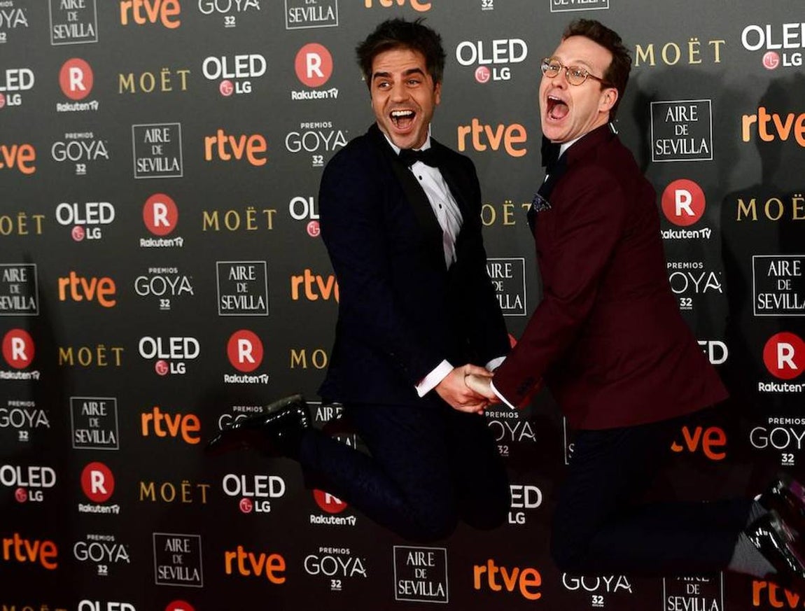 La alfombra roja de los Goya 2018, en imágenes. Los humoristas  Ernesto Sevilla (i) y Joaquín Reyes (dcha) serán los maestros de ceremonias de esta edición de los Goya («La Hora Chanante»)