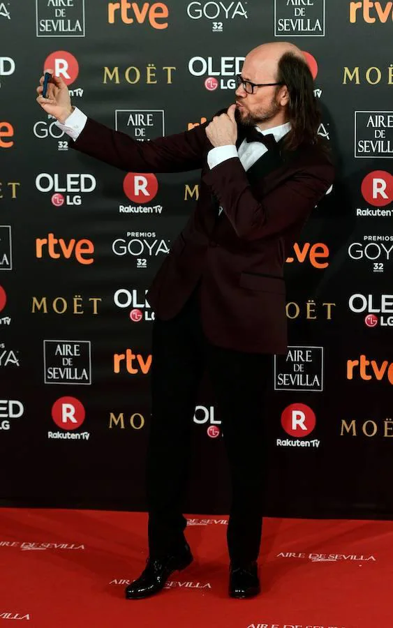 La alfombra roja de los Goya 2018, en imágenes. El director y actor Santiago Segura con un esmoquin D` S Damat.