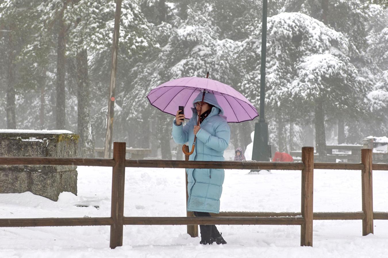 Una mujer pasea por el pueblo de O Cebreiro (Lugo) a 1300 metros de altitud, tras las intensas nevadas caídas. 