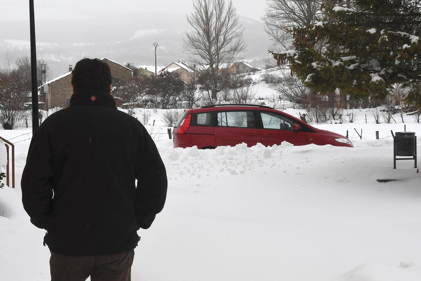 Un hombre observa la nieve caída en la localidad leonesa de Puebla de Lillo (León). 