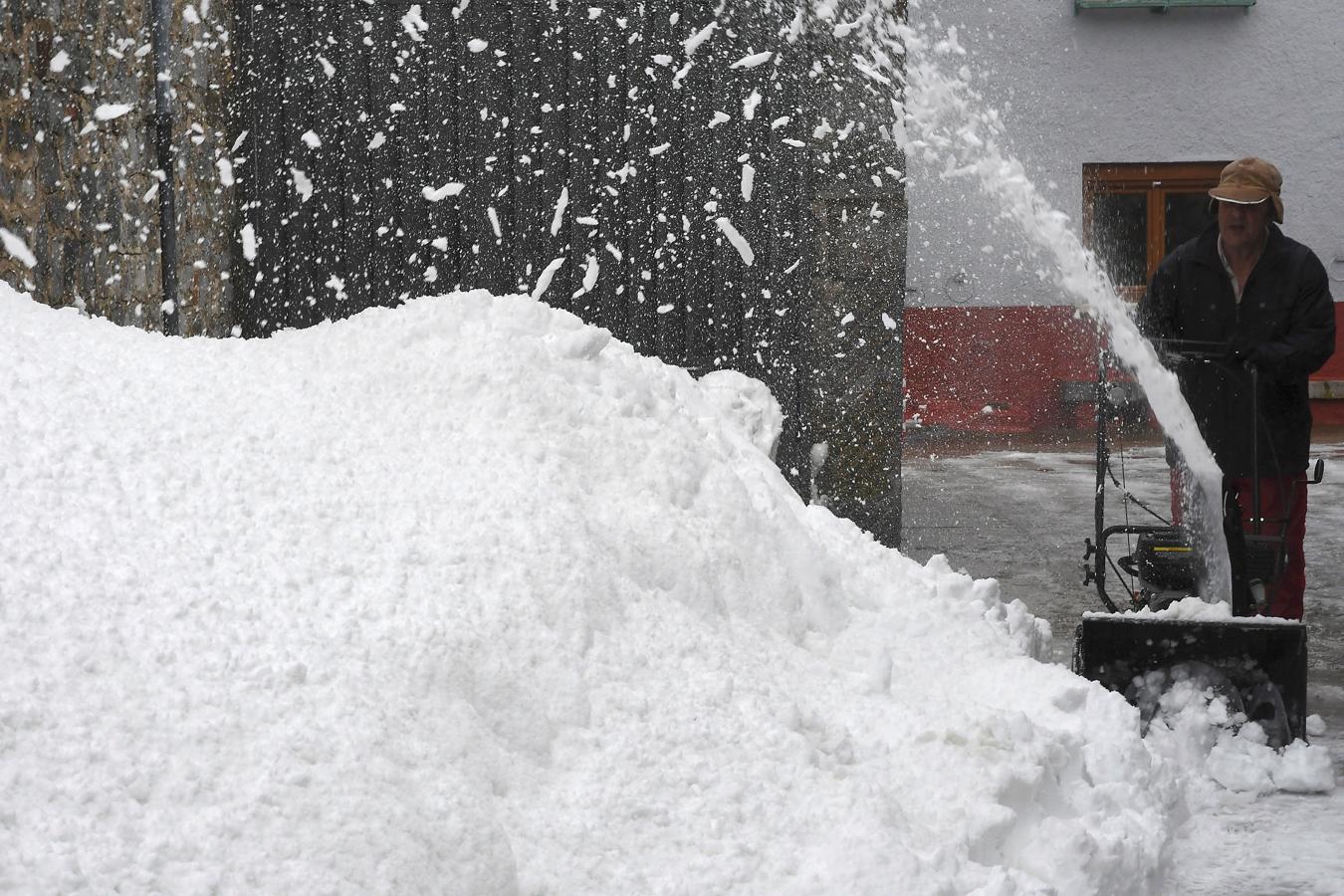 Un hombre quita nieve de las calles de Puebla de Lillo (León) durante el temporal que afecta al norte de la provincia. 