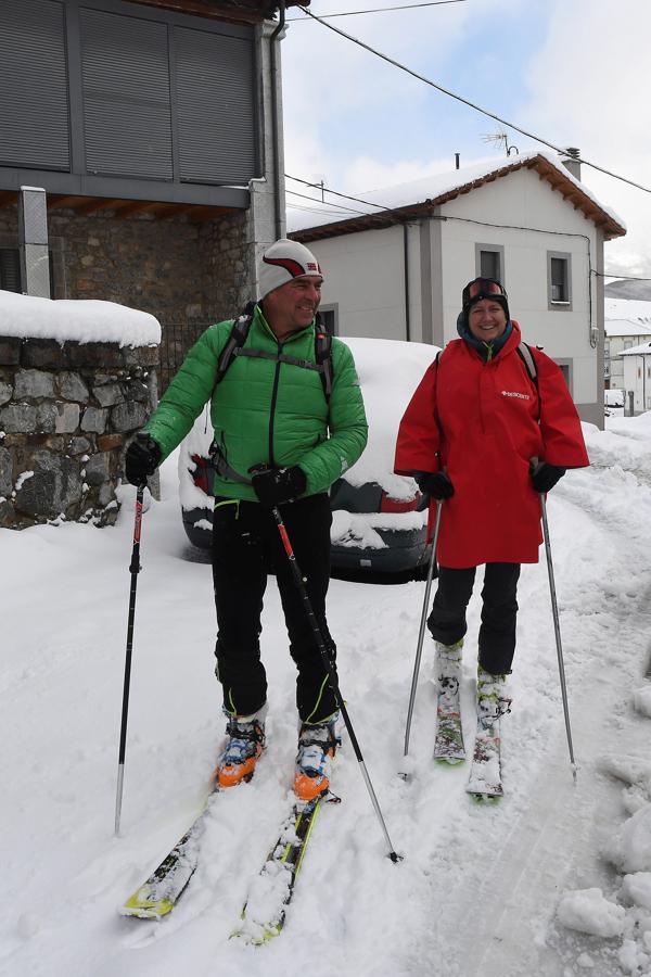 Varios esquiadores entre la nieve acumulada en la localidad de Puebla de Lillo (León). 