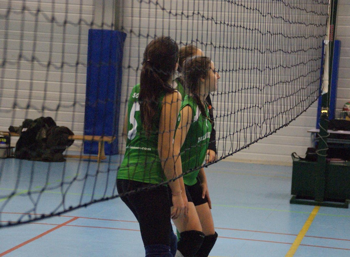 Las mejores imágenes del partido de voleibol que enfrentó al Antamira y al Irlandesas