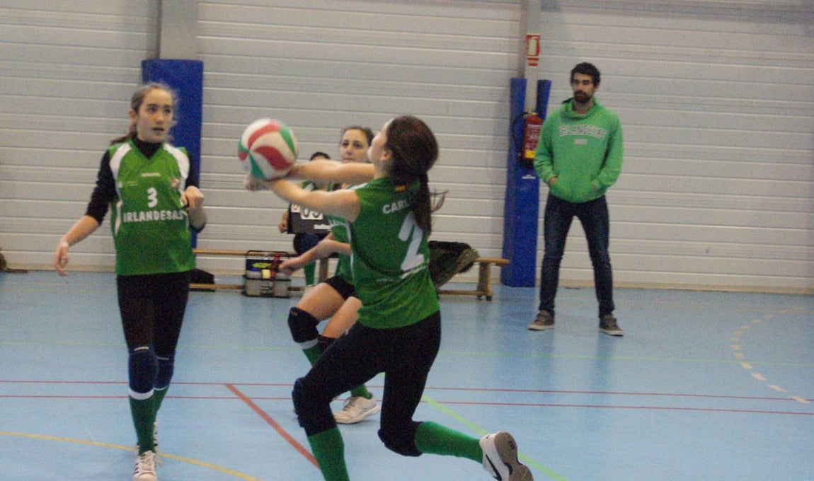 Las mejores imágenes del partido de voleibol que enfrentó al Antamira y al Irlandesas