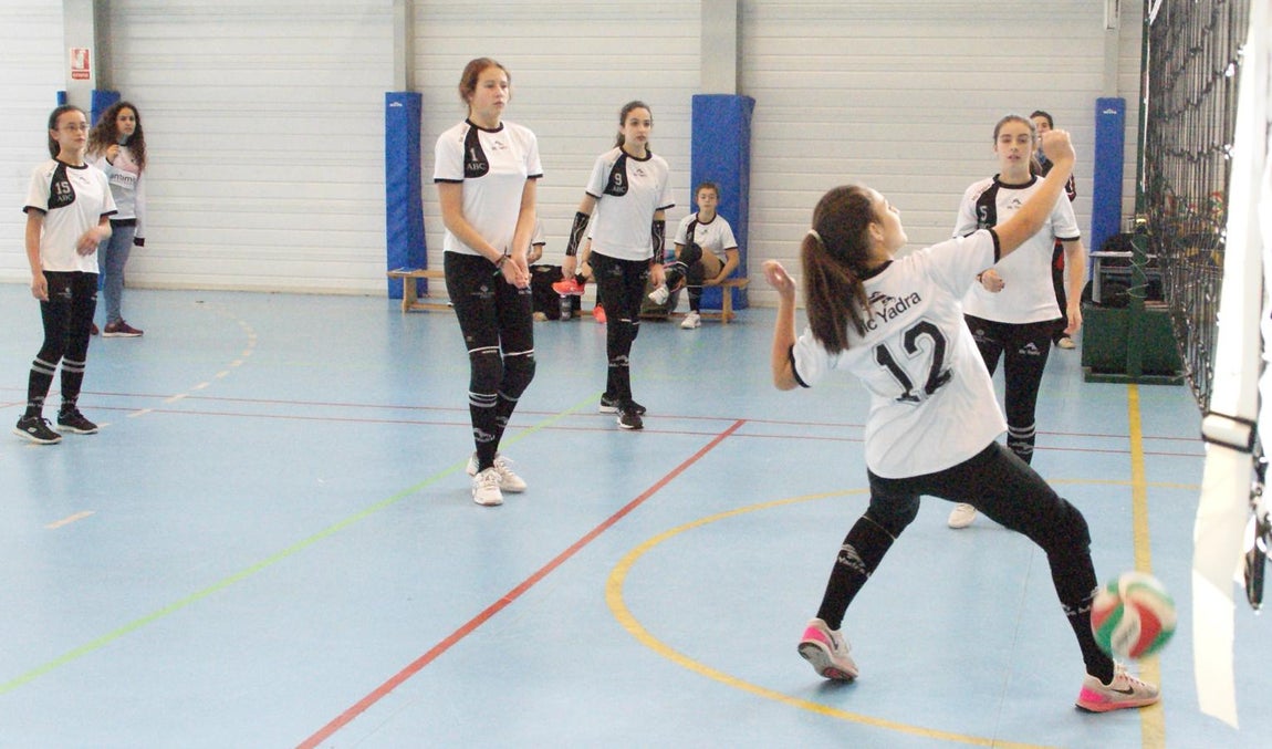 Las mejores imágenes del partido de voleibol que enfrentó al Antamira y al Irlandesas