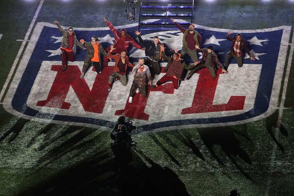 En algo menos de diez minutos, el cantante estadounidense puso todos sus «hits» en el asador para asegurar una actuación animada, bailable e, incluso, cantable. 