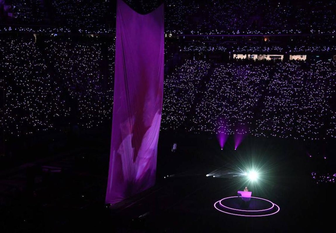 En algo menos de diez minutos, el cantante estadounidense puso todos sus «hits» en el asador para asegurar una actuación animada, bailable e, incluso, cantable. 