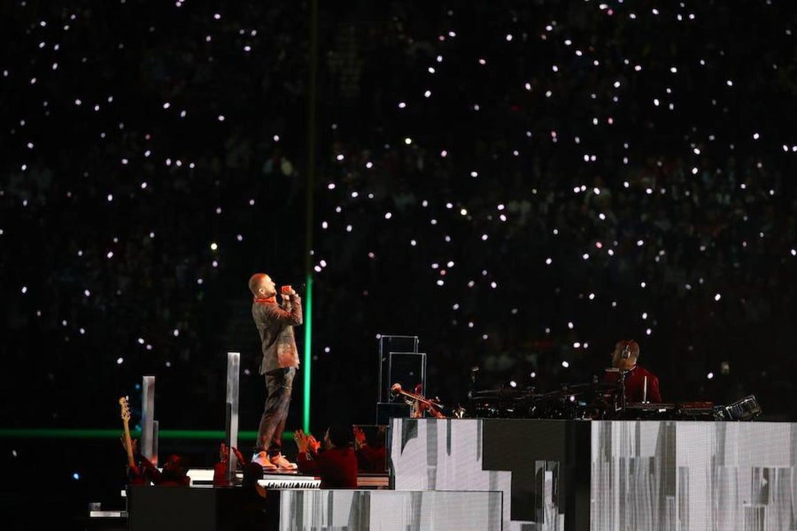 En algo menos de diez minutos, el cantante estadounidense puso todos sus «hits» en el asador para asegurar una actuación animada, bailable e, incluso, cantable. 