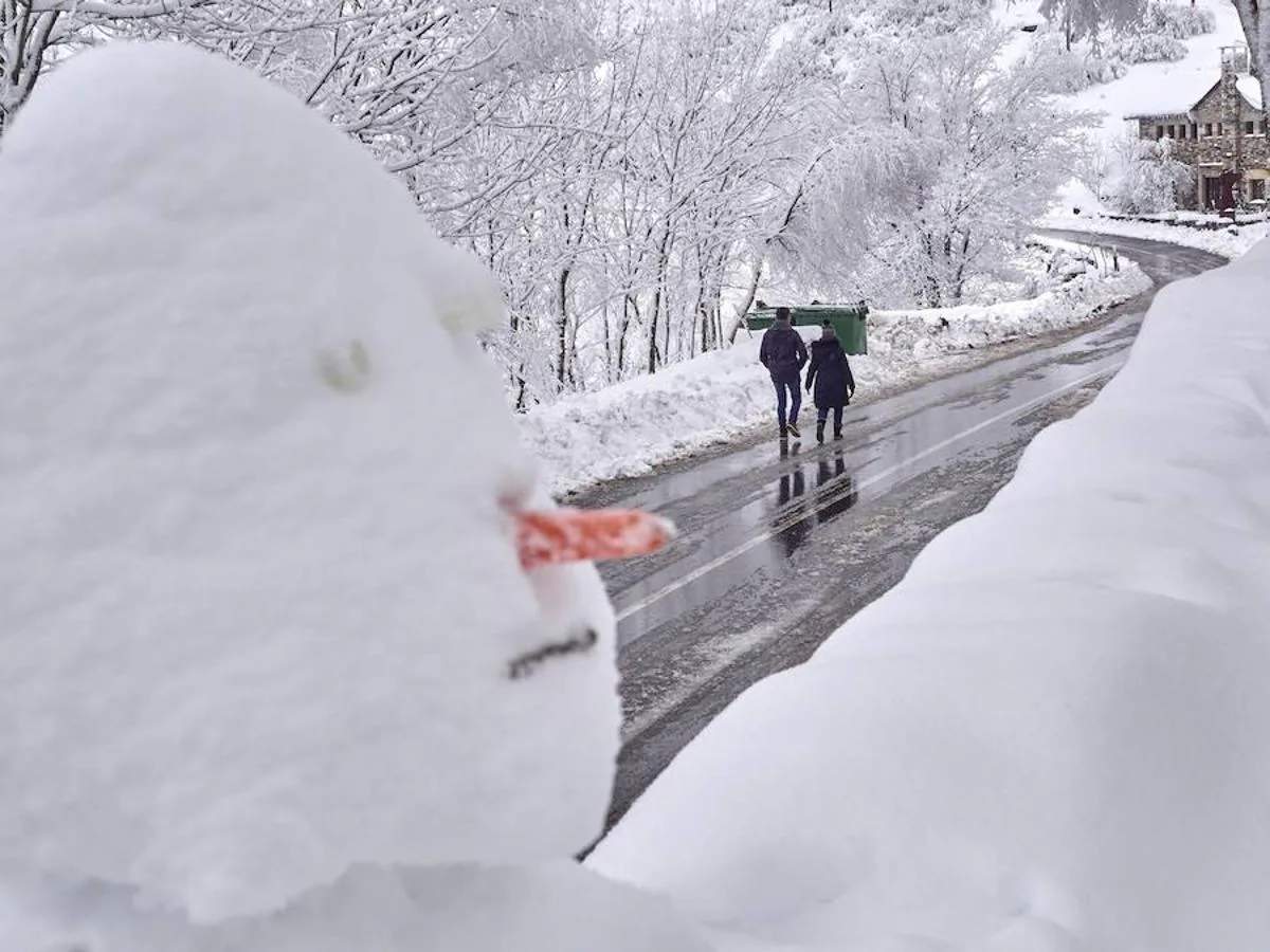 Un muñeco de nieve en la carretera LU 633 en O Cebreiro, en la montaña lucense.. 