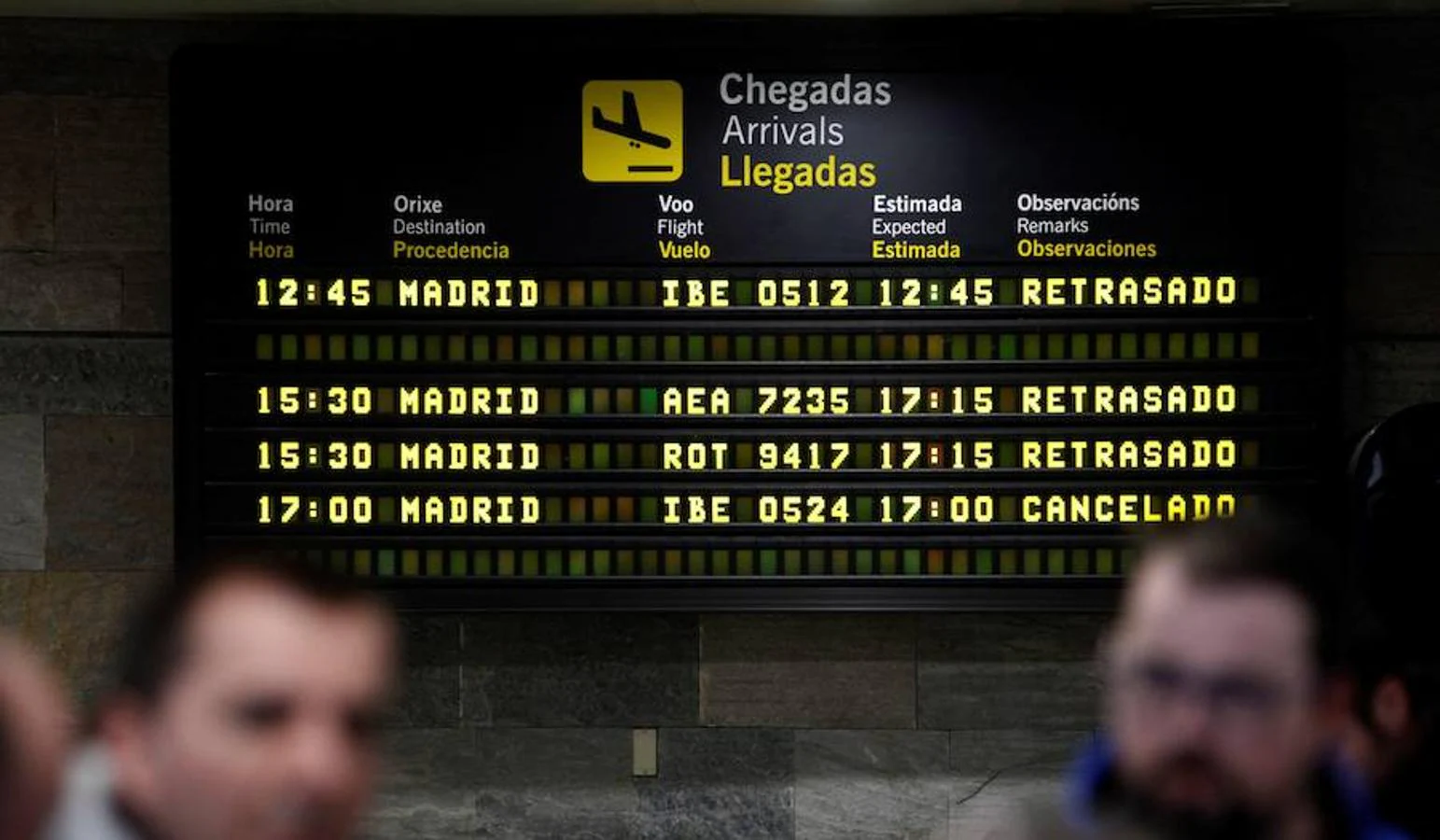 Panel informativo del aeropuerto coruñés de Alvedro, donde los vuelos procedentes de Madrid se han visto cancelados o retrasados a causa del temporal de nieve que azota la capital española.. 