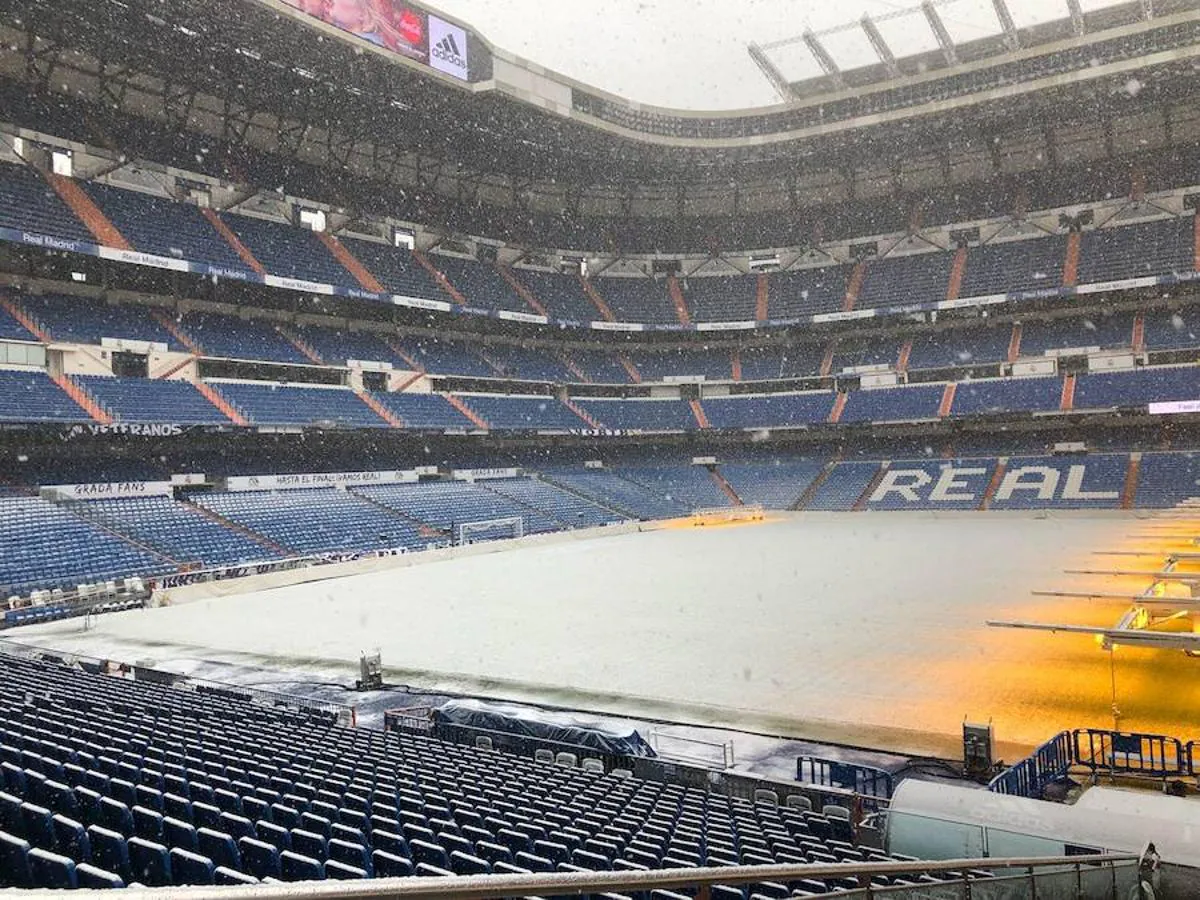 El estadio Santiago Bernabéu, completamente blanco por la nevada. 