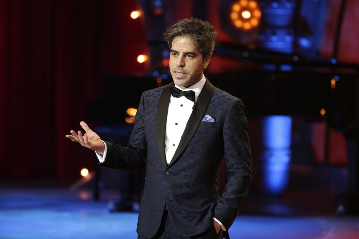 Azul, el nuevo negro. Ernesto Sevilla, el otro presentador de la gala, también confió en Tom Black para uno de sus estilismos de la noche. En esta ocasión escogió un modelo con americana en color azul, solapas negras y botonadura sencilla.