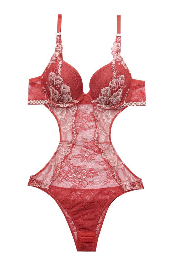 Una sola pieza. Modelo trikini de encaje rojo con bordados y push-up. (Precio: 91,95 euros)