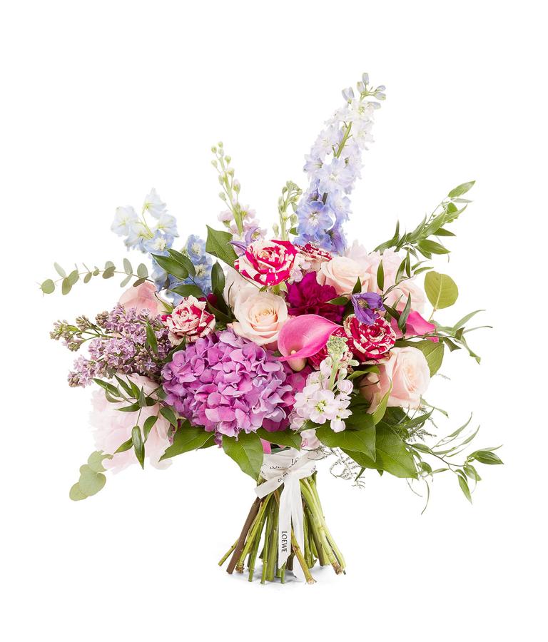 Bouquet. La firma de alta costura española diseña también con flores. Un regalo clásico, romántico y con mucho estilo. La floristería de Loewe está inspirada en la vida de Constance Spry, florista y escritora británica. Su sede está en el número 4 de la madrileña calle Goya. Precio: 120 euros