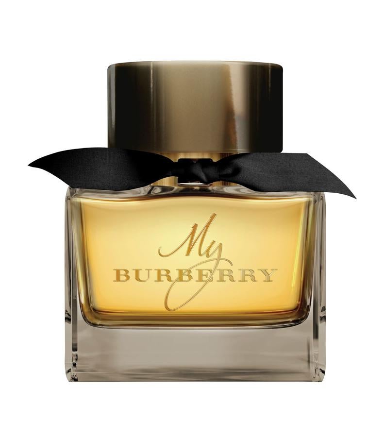My Burberry Black Collector’s Edition. La edición de coleccionista de la firma contiene una mezcla de exclusivas esencias entre las que predomina el jazmín. La dulzura del melocotón y la elegancia de la rosa logran un efecto espectacular en la pituitaria. El frasco de esta edición es de 900 ml y se inspira en una gabardina. Precio: 2.505,78