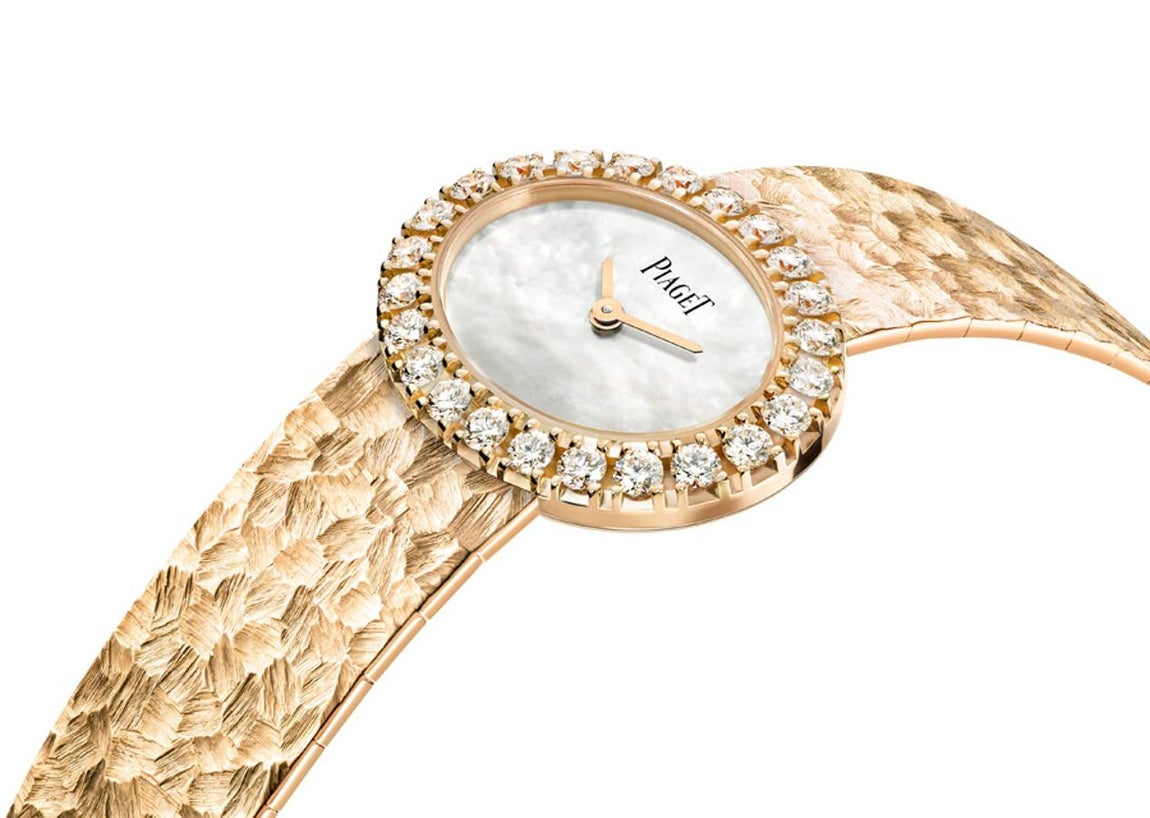 Reloj. Un regalo simbólico que trascenderá al tiempo.Conviene elegir un modelo que hable de ella y el modelo Extremely Lady es una gran elección para los indecisos: es histórico, caro y exclusivo. Está realizado en oro rosa, bisel engastado con 24 diamantes talla brillante (aprox. 1,46 quilates), esfera en nácar blanco y brazalete en oro rosa.  Solo está disponible en Boutiques. Precio: 40.714 euros