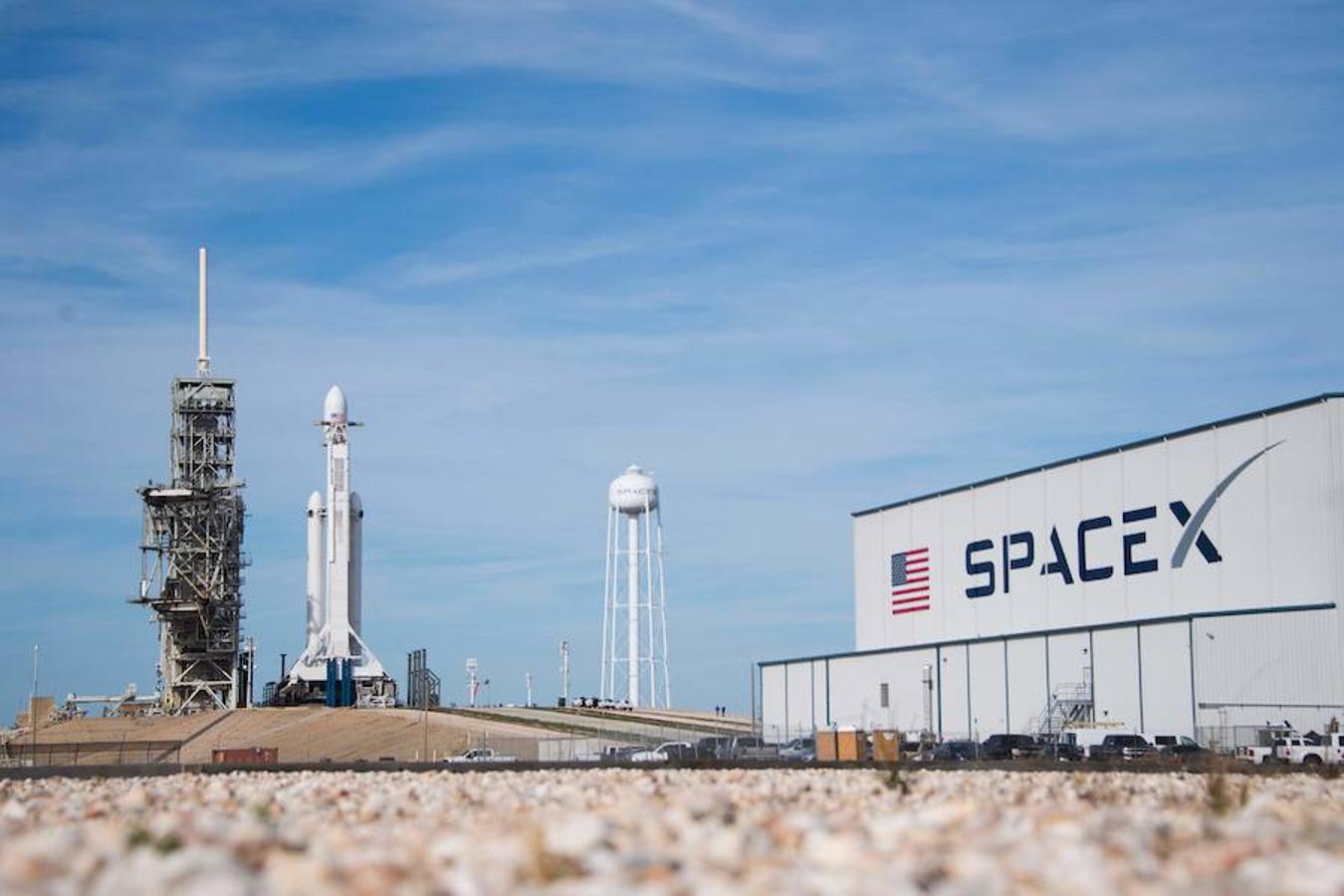 Imagen del Falcon Heavy dos días antes del despegue. Este cohete alcanzó el cielo desde la misma plataforma de lanzamiento que la NASA utilizó para las misiones estadounidenses la luna hace cuatro décadas. 