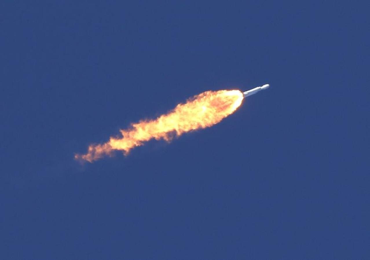 El cohete es similar al Falcon9 que SpaceX ha utilizado con éxito desde 2009 para enviar cargamento a la Estación Espacial Internacional o colocar satélites en órbita, pero con dos cohetes adosados al cuerpo central para aumentar la potencia. 
