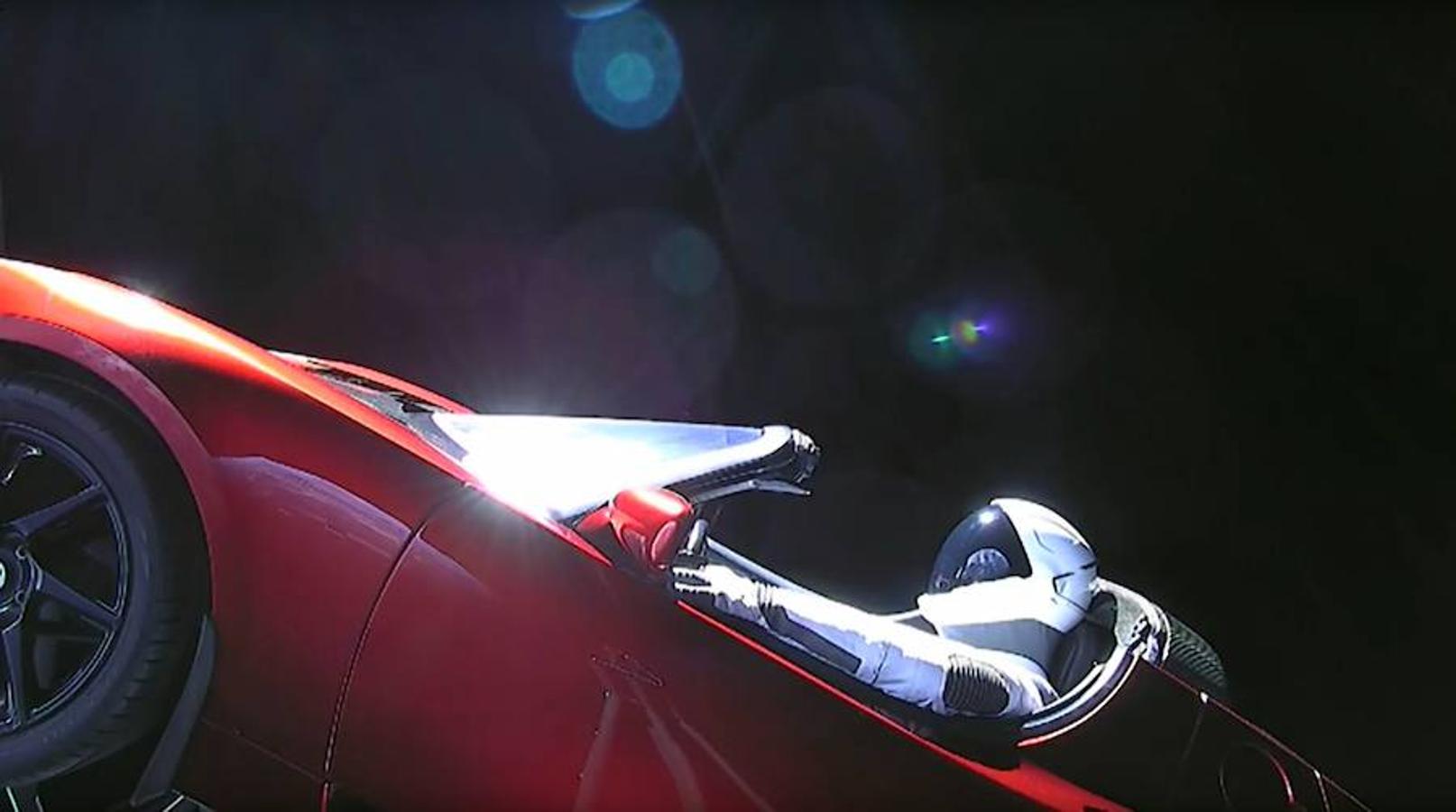 Esta imagen tomada de un vídeo en vivo de SpaceX muestra al maniquí «Starman» sentado en el Tesla interior del Falcon Heavy después de entrar en órbita el 7 de febrero de 2018. Gritos y vítores estallaron en Cabo Cañaveral, Florida cuando el enorme cohete hizo funcionar sus 27 motores. El Falcon Heavy alcanzó el cielo desde la misma plataforma de lanzamiento que la NASA utilizó para las misiones estadounidenses la luna hace cuatro décadas. 