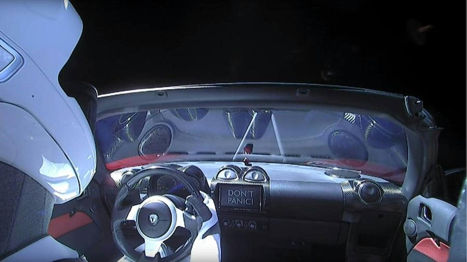 Esta imagen tomada de un vídeo en vivo de SpaceX muestra al maniquí «Starman» sentado en el Tesla interior del Falcon Heavy después de entrar en órbita el 7 de febrero de 2018. Gritos y vítores estallaron en Cabo Cañaveral, Florida cuando el enorme cohete hizo funcionar sus 27 motores. El Falcon Heavy alcanzó el cielo desde la misma plataforma de lanzamiento que la NASA utilizó para las misiones estadounidenses la luna hace cuatro décadas. 
