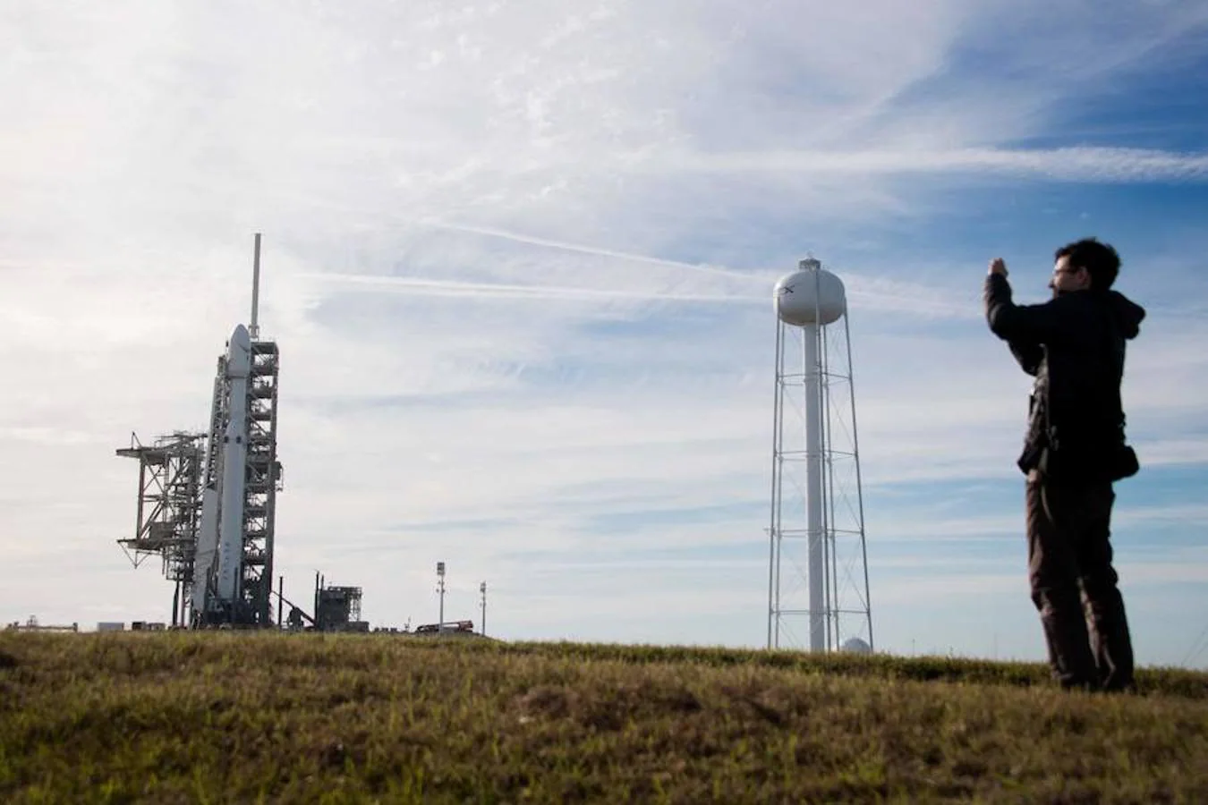 Imagen del Falcon Heavy dos días antes del despegue. Este cohete alcanzó el cielo desde la misma plataforma de lanzamiento que la NASA utilizó para las misiones estadounidenses la luna hace cuatro décadas. 