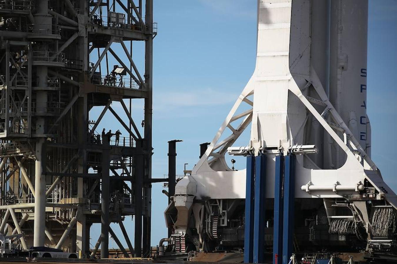 Detalle del Falcon Heavy dos días antes del despegue. Este cohete es el más grande desde el Apolo (tiene 27 motores) y alcanzó el cielo desde la misma plataforma de lanzamiento que la NASA utilizó para las misiones estadounidenses la luna hace cuatro décadas. 