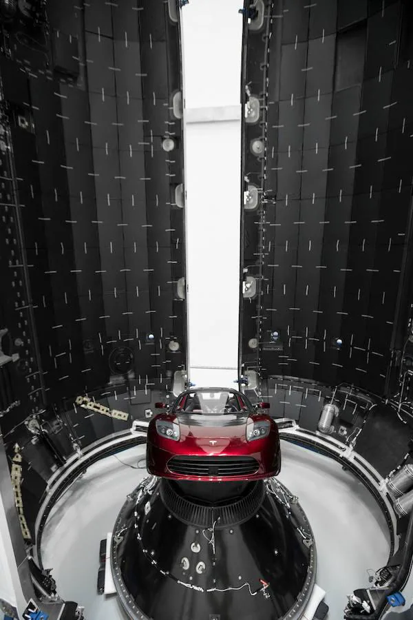Fotografía cedida por SpaceX, donde aparece el automóvil eléctrico Tesla de color rojo, montado dentro del cohete Falcon Heavy que lo dejará en una órbita cercana a Marte si la misión se desarrolla como está previsto. 