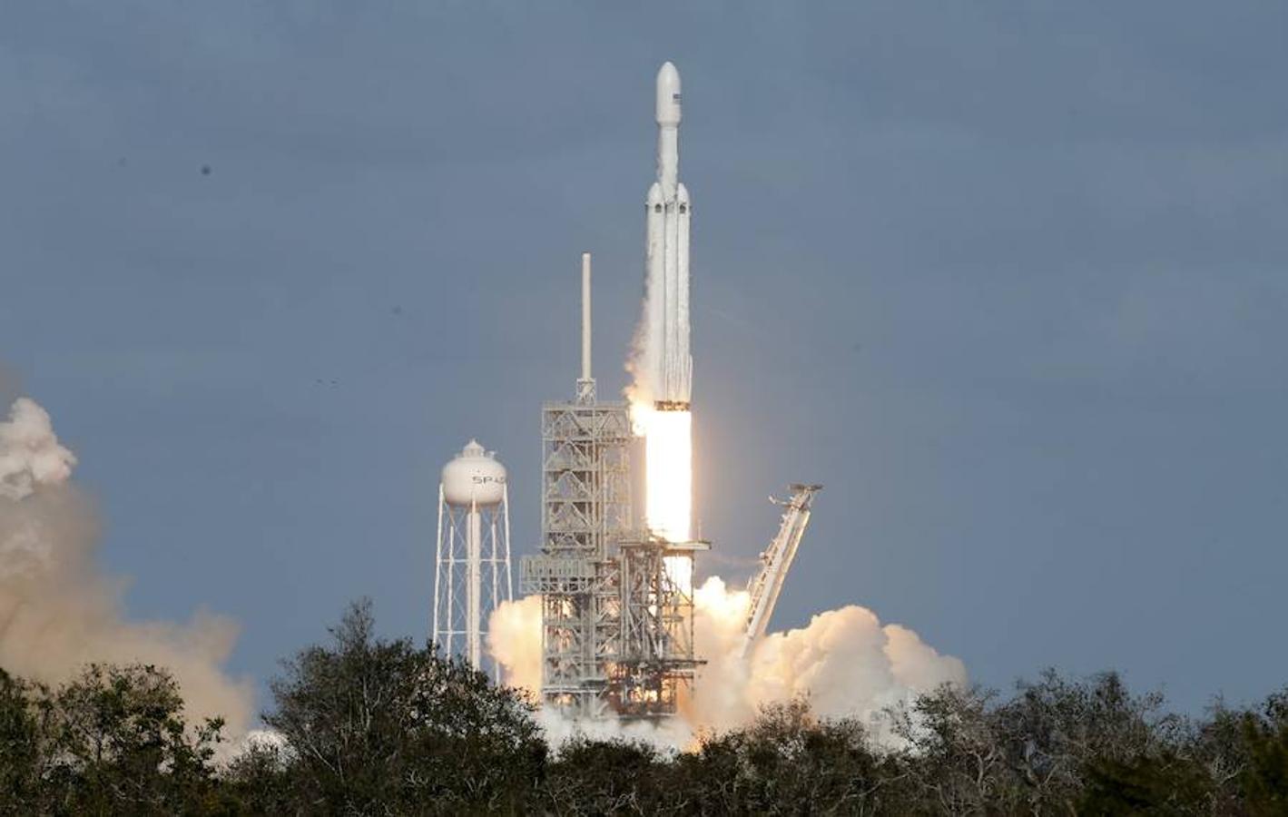 Momento del despegue del Falcon Heavy, el cohete operativo más potente del mundo. Es el aparato más grande desde el Apolo (tiene 27 motores) y alcanzó el cielo desde la misma plataforma de lanzamiento que la NASA utilizó para las misiones estadounidenses la luna hace cuatro décadas. 