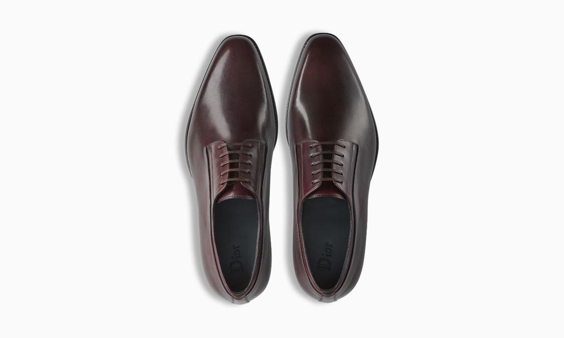 Para el perfecto gentleman. Unos zapatos son el complemento perfecto y la calidad será un punto primordial a tener en cuenta para acertar. Modelo derbi en piel de becerro con pátina burdeos. (Precio: 1.000 euros)