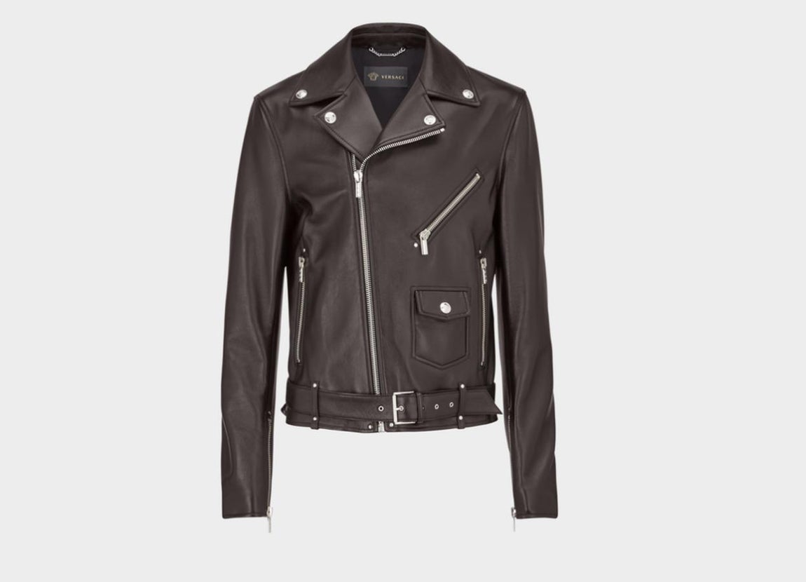 Con aires de Rock &amp; Roll. Un imprescindible de los espíritus más roqueros. Clásica chaqueta biker en piel de napa de color negro con cremalleras. (Precio: 2.950 euros)
