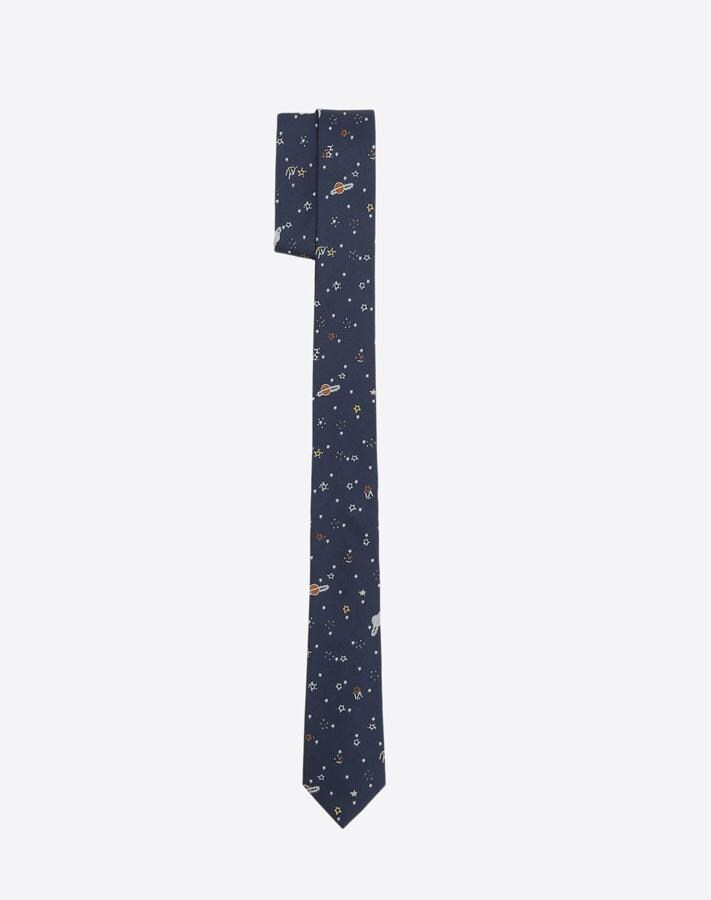 Un clásico. Pon el punto divertido a sus looks más clásicos con una corbata original. (Precio: 160 euros).