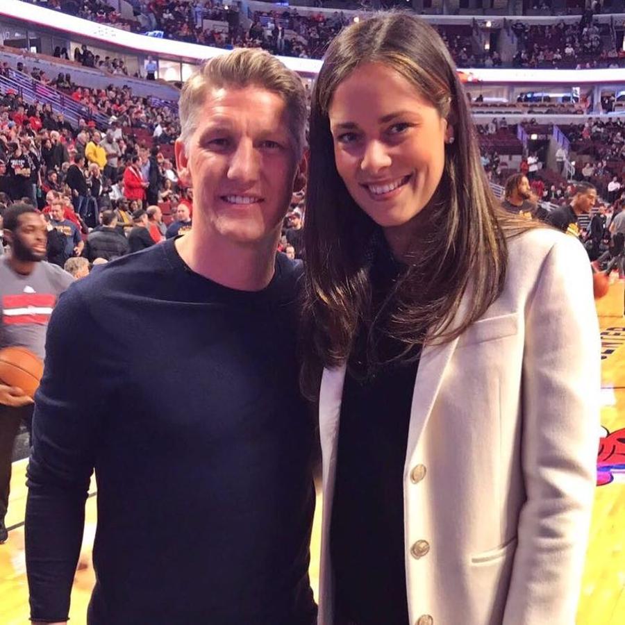 Ana Ivanovic y Bastian Schweinsteiger. El futbolista y la tenista son amantes de las prendas de corte clásico y sofisticado como demuestran en sus diferentes apariciones públicas que nada tienen que ver con sus respectivos trabajos.