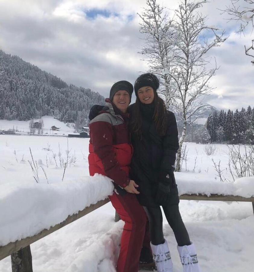Ana Ivanovic y Bastian Schweinsteiger. La recién retirada tenista serbia y el futbolista alemán forman una de las parejas idílicas del mundo del deporte. Ambos siempre se han caracterizado por ser de los más estilosos en la pista y el campo respectivamente (de hecho son imagen de Adidas desde hace años) y fuera de él pasean sus looks clásicos por Chicago, ciudad en la que residen desde que se casaron el pasado verano