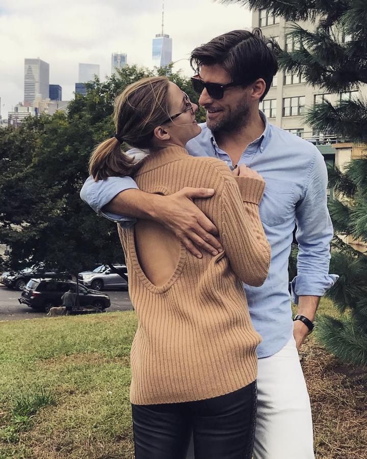 Olivia Palermo y Johaness Huebl. Los perfiles de Instagram del modelo y la 'socialité' están llenos de entrañables fotografías como esta en la por supuesto, cada look es cuidado al milímetro aunque se trate de combinaciones sencillas. Ahí radica la fórmula de su éxito.