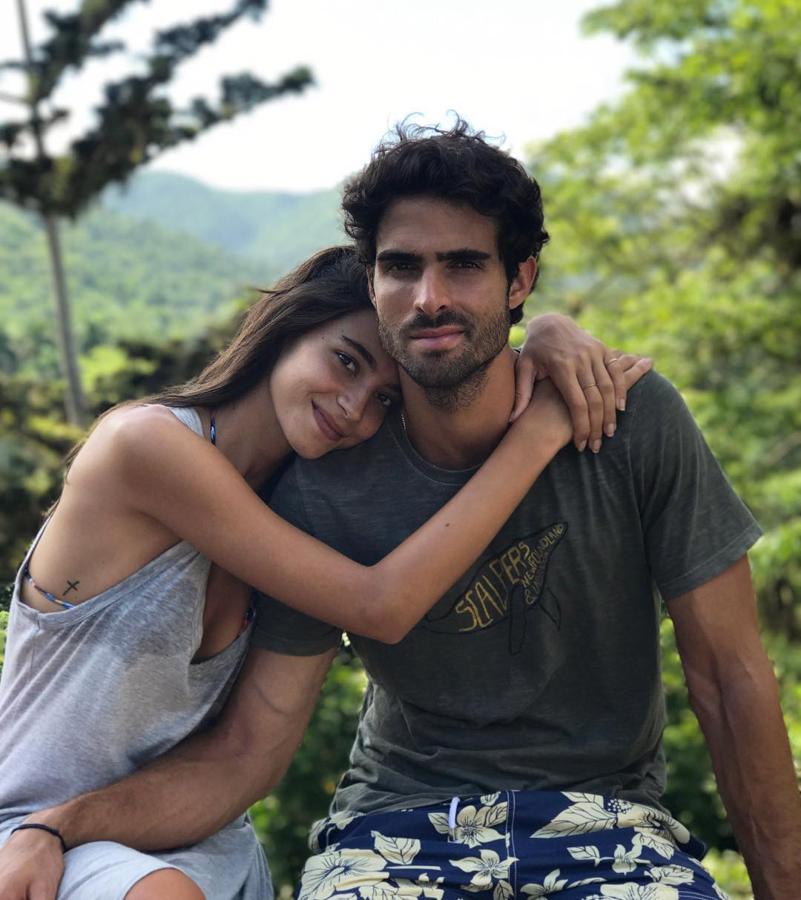 Rocío Crusset y Juan Betancourt. Sobre la pasarela, ambos tienen que lucir todo tipo de tendencias extravagantes por exigencias del trabajo pero fuera de ella prefieren apostar por la naturalidad. La pareja de modelos sabe cómo presumir de un estilo sencillo, sin artificios y centrado en los básicos que nunca pasa de moda.