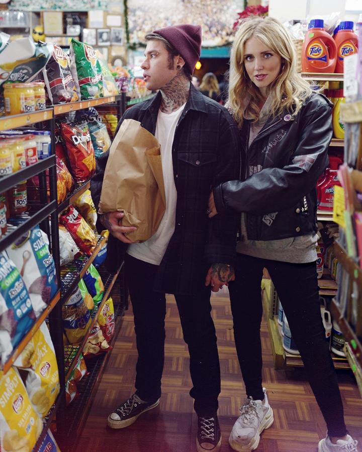 Chiara Ferragni y Fedez. Esta pareja de italianos ha conseguido que jóvenes de todo el mundo quieran lucir también looks como los suyos, urbanos, desenfadados y cargados de excentricidad.