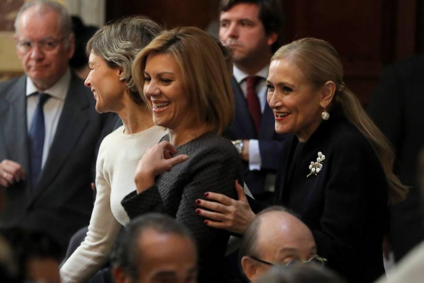 La ministra de Defensa, María Dolores de Cospedal (a la izquierda), y la presidenta de la Comunidad de Madrid, Cristina Cifuentes, a su llegada al Foro ABC-Deloitte, celebrado este jueves en el Casino de Madrid.. 