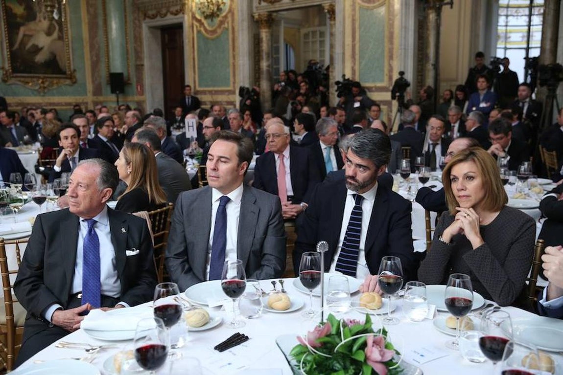 De izquierda a derecha: el General de Ejército Félix Sanz Roldán, director del CNI; Dimas Gimeno, presidente de El Corte Inglés; Luis Enríquez, consejero delegado del grupo Vocento, y María Dolores de Cospedal, ministra de Defensa.. 