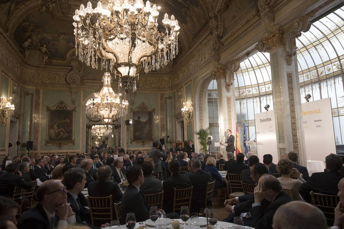 Vista de uno de los salones del Casino de Madrid, donde los invitados han disfrutado del almuerzo y del discurso de Mariano Rajoy.. 