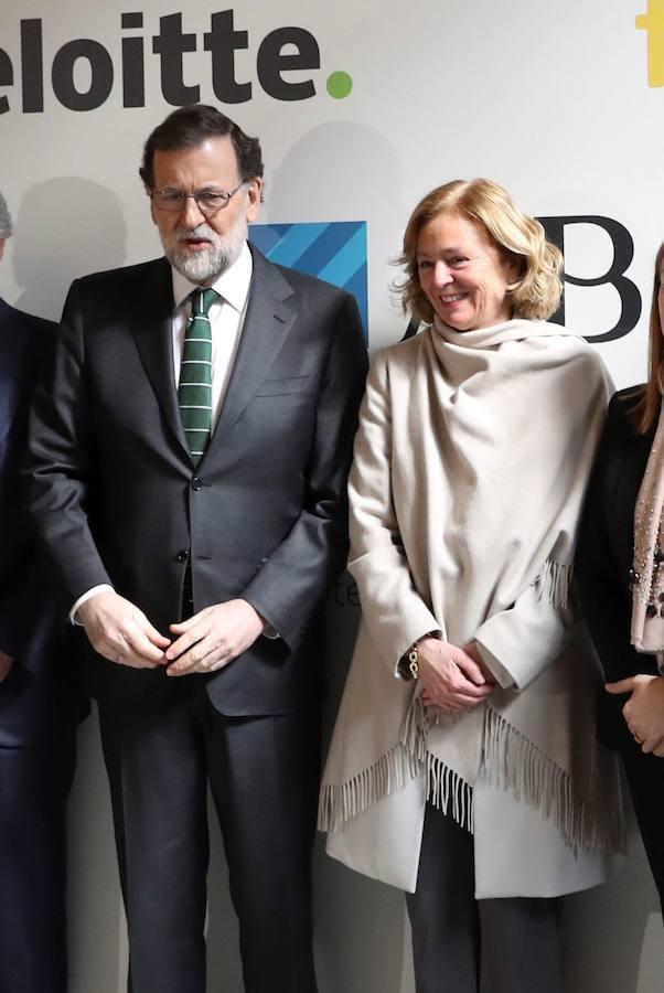 El presidente del Gobierno, Mariano Rajoy, junto a la presidenta de ABC, Catalina Luca de Tena, a su llegada al Foro ABC-Deloitte, celebrado este jueves en el Casino de Madrid.. 