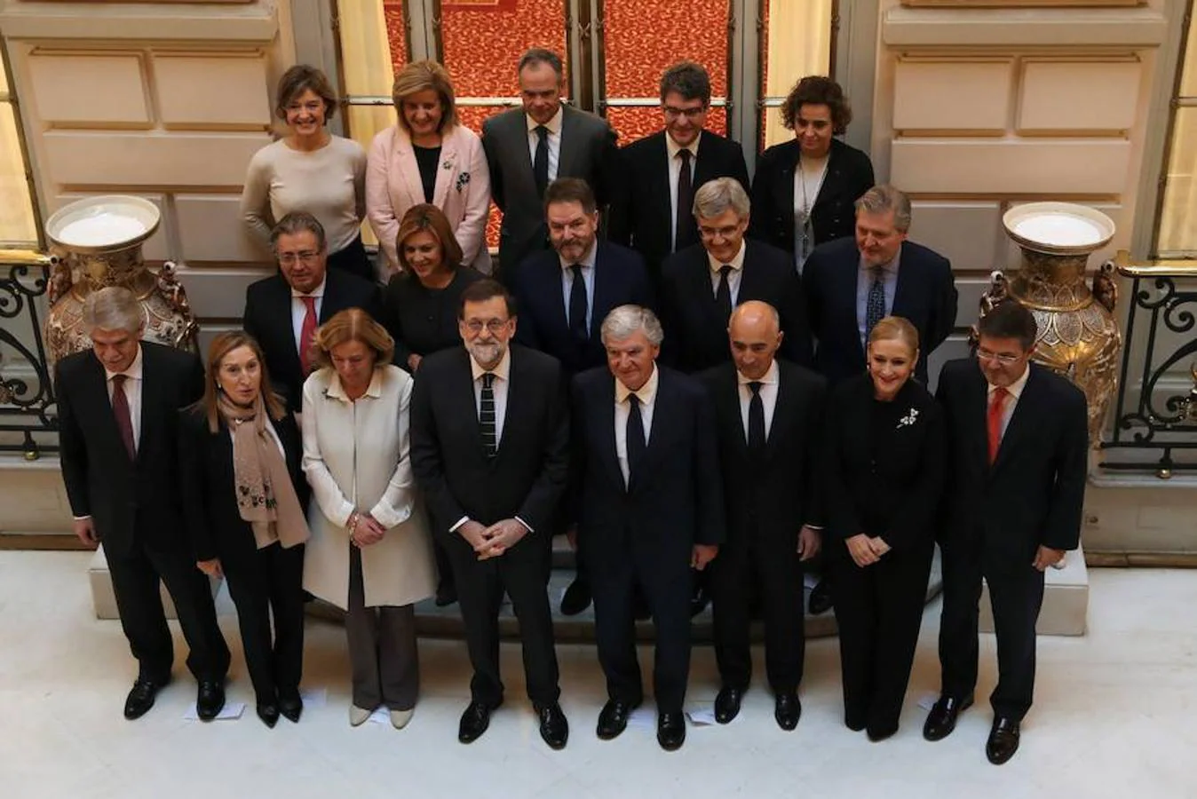 El presidente del Ejecutivo, Mariano Rajoy (cuarto a la izquierda, en primera fila), junto a los miembros de su equipo de Gobierno y otras autoridades. Todos posan a su llegada al Foro ABC-Deloitte, celebrado este jueves en el Casino de Madrid.. 