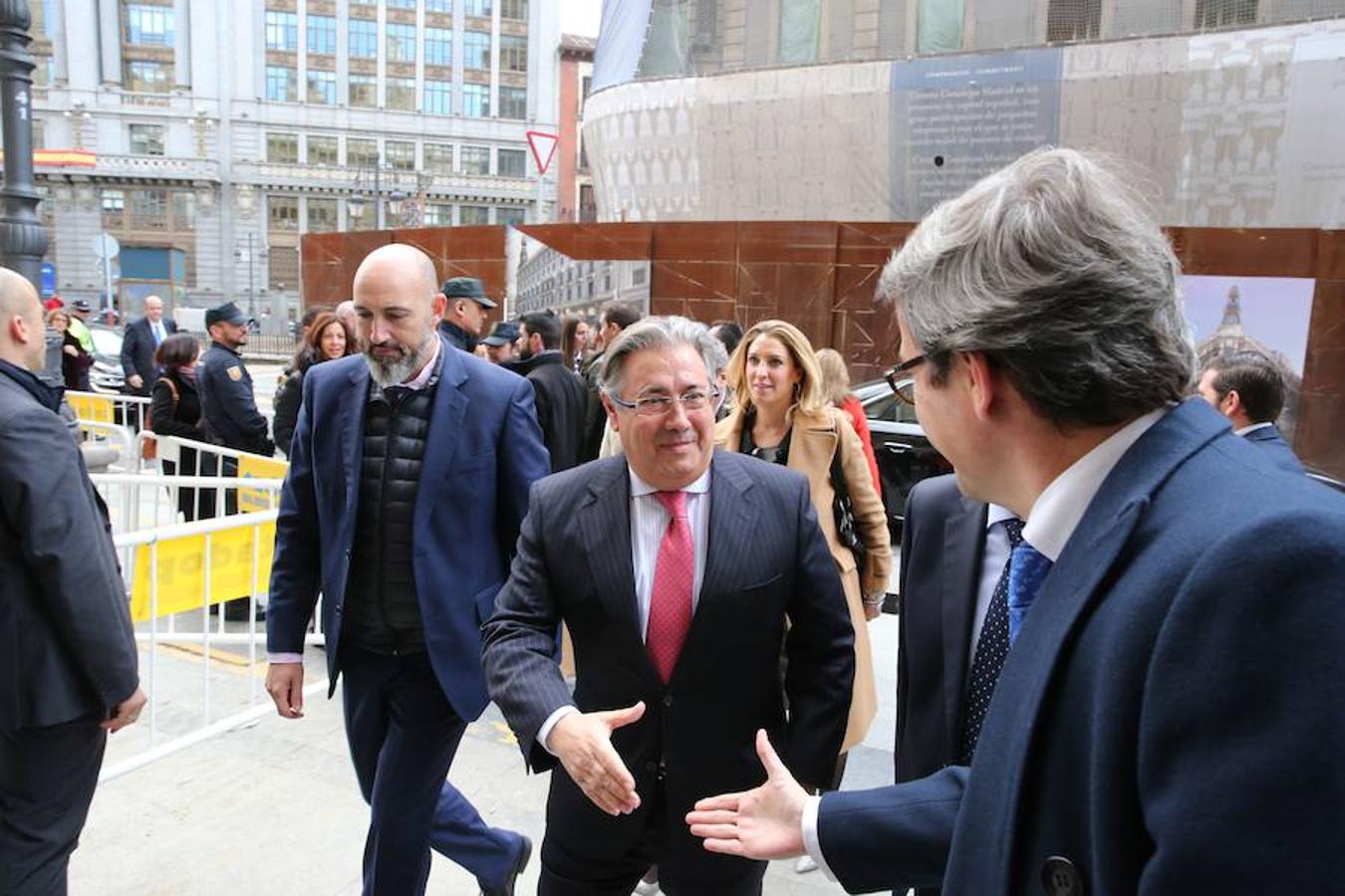 El ministro del Interior, Juan Ignacio Zoido, saluda a su llegada al Foro ABC-Deloitte, celebrado este jueves en el Casino de Madrid.. 