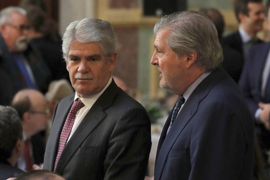 Los ministros de Exteriores, Alfonso Dastis (a la izquierda), y de Cultura y Educación, Íñigo Méndez de Vigo, a su llegada al Foro ABC-Deloitte, celebrado este jueves en el Casino de Madrid.. 