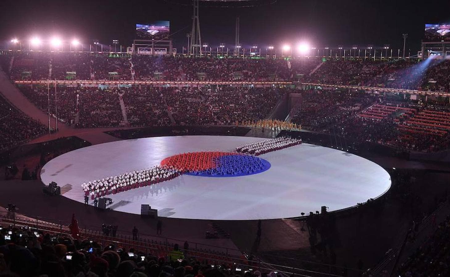 Coreografía con la bandera de Corea del Sur durante la ceremonia de apertura de los Juegos Olímpicos de Invierno 2018. 