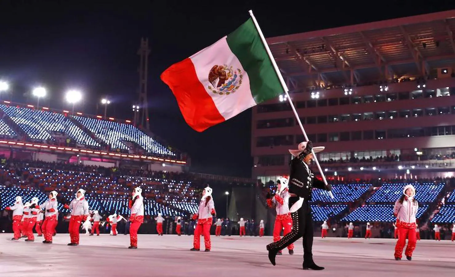 México desfila durante la inauguración de los Juegos Olímpicos de Invierno 2018 celebrados en Pyeongchang. 