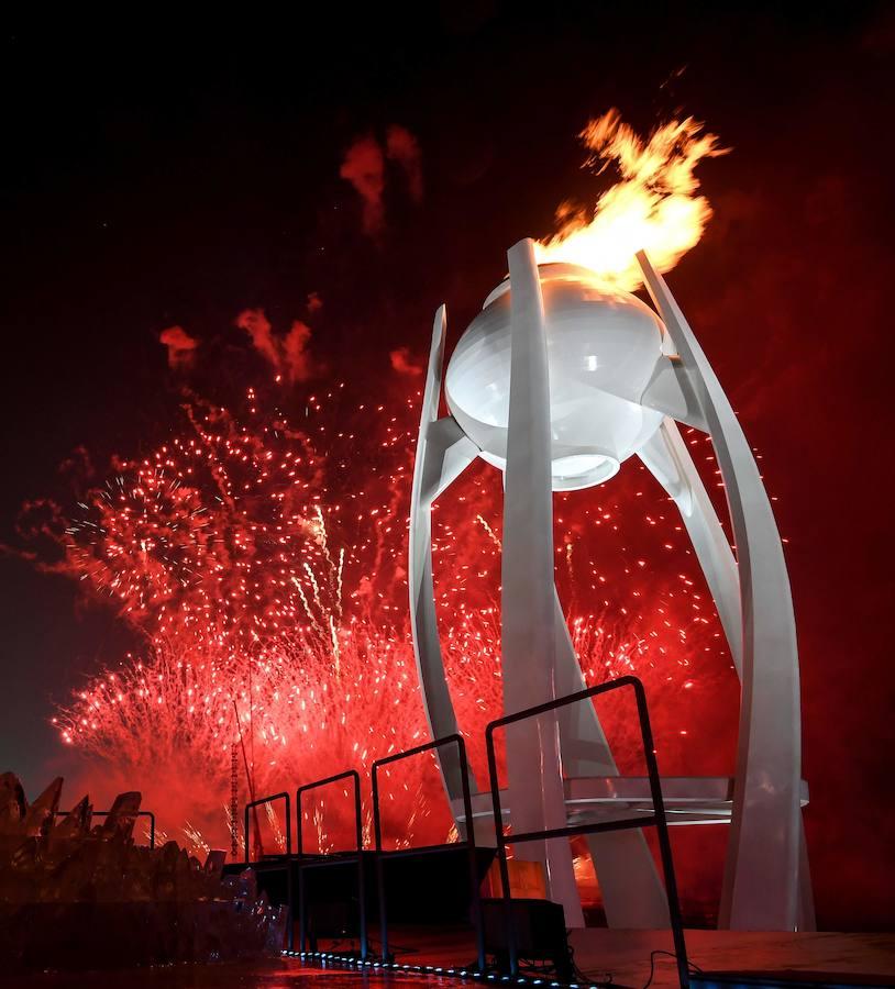 Fuegos artificiales celebran la inauguración de los Juegos Olímpicos de Invierno 2018 tras el encendido del pebetero. 