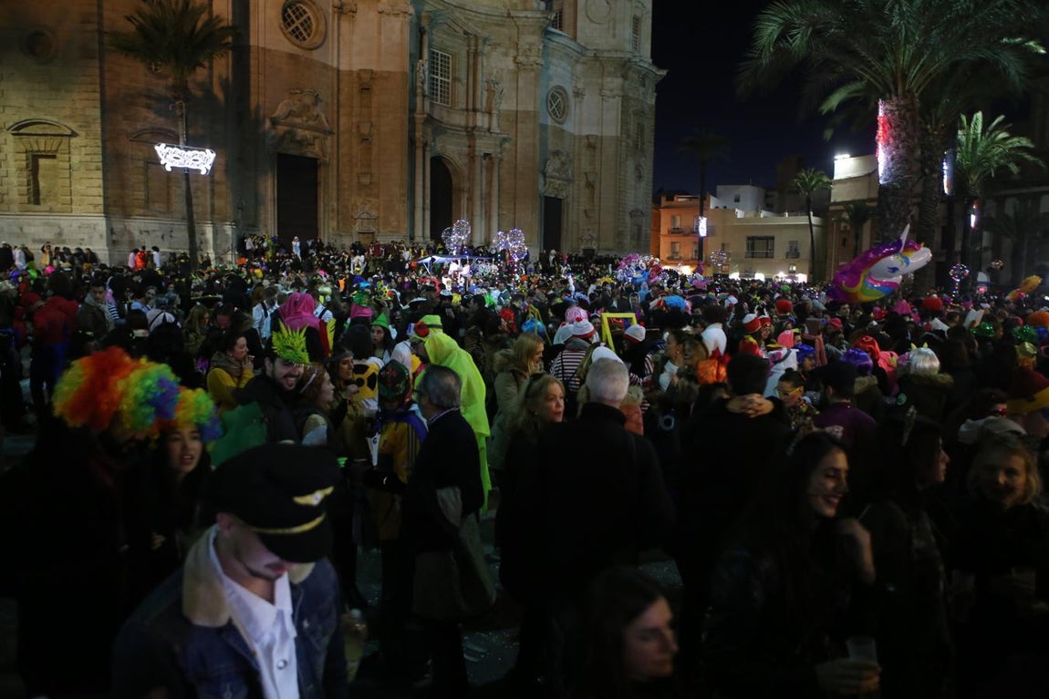 FOTOS: Gran ambiente en el pregón y en la 1ª noche de sábado de carnaval