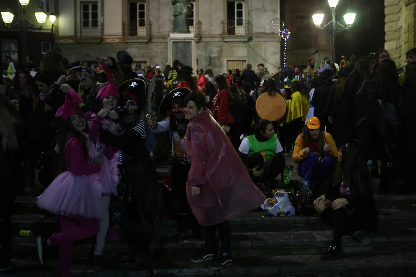 FOTOS: Gran ambiente en el pregón y en la 1ª noche de sábado de carnaval